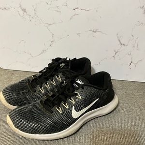 NIKE tennis shoe